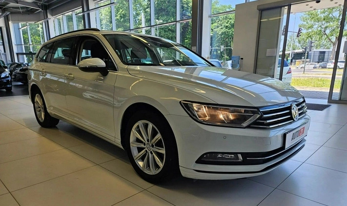 Volkswagen Passat cena 55900 przebieg: 157350, rok produkcji 2016 z Brok małe 631